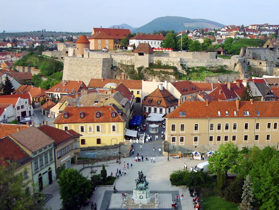 Hotel Senator Haz à Eger Extérieur photo