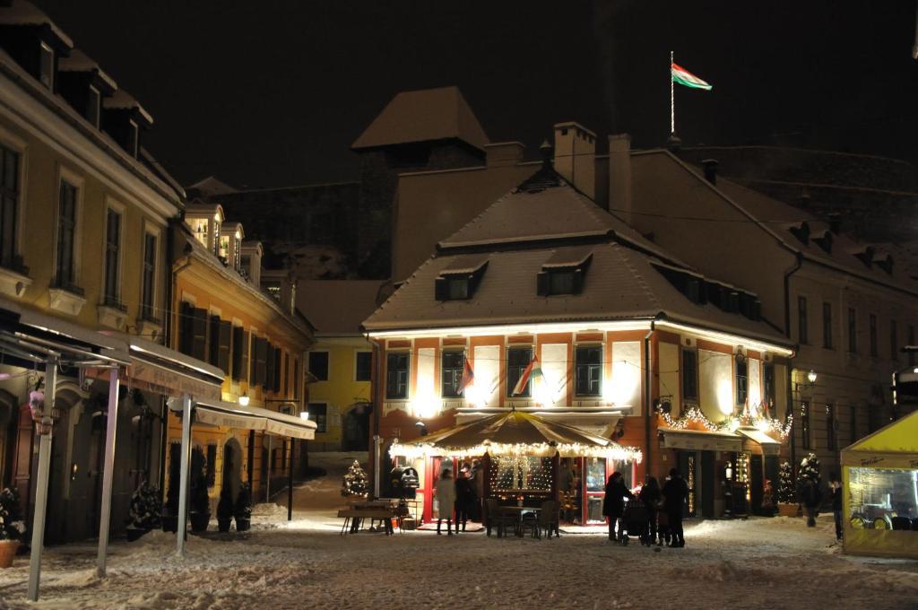 Hotel Senator Haz à Eger Extérieur photo